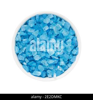 Concept SPA. Sel de bain bleu dans un bol isolé sur fond blanc avec passe-cheveux. Vue de dessus Banque D'Images