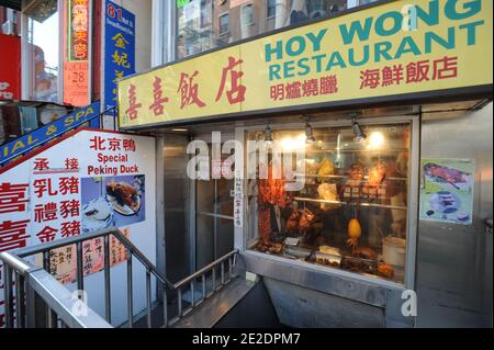 Vue sur Chinatown. Chinatown, le plus grand quartier chinois des États-Unis et le site de la plus grande concentration de chinois dans l'hémisphère occidental, est situé dans la partie inférieure est de Manhattan à New york City, NY, USA, le 14 novembre 2011. Photo de Marie Psaira / ABACAPRESS.COM vue de Chinatown.un des plus grands sites de concentration de la communauté chinoise aux Etats-Unis, Lower East Side, Manhattan, New York, Etats-Unis, 14 novembre 2011. Photo par Marie Psaila / ABACAPRESS.COM Banque D'Images