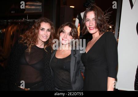 Mademoiselle Agnes, Emma de Caunes et Zoe Felix participant au lancement de « H&M with Versace », qui s'est tenu au magasin H&M de Paris, France, le 16 novembre 2011. Photo de Denis Guignebourg/ABACAPRESS.COM Banque D'Images