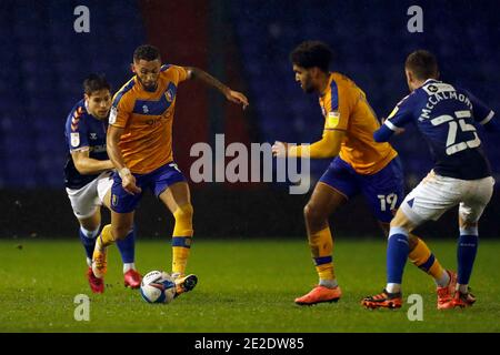 OLDHAM, ANGLETERRE. 13 JANV. Mansfield George Lapslie avance pendant le match Sky Bet League 2 entre Oldham Athletic et Mansfield Town à Boundary Park, Oldham, le mercredi 13 janvier 2021. (Credit: Chris Donnelly | MI News) Credit: MI News & Sport /Alay Live News Banque D'Images