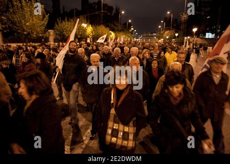 Des manifestants marchent vers l'ambassade américaine à Athènes, Grèce, le jeudi 17 novembre 2011. Le rassemblement a commencé à l'école polytechnique, a fait le tour du Parlement et s'est terminé plus au nord sur la place Mavili, en face de l'ambassade des États-Unis. Au total, 78 personnes ont été détenues tout au long de la journée précédant, pendant et juste après la marche de protestation annuelle du 17 novembre à l'occasion d'un soulèvement d'étudiants en 1973. Photo de Sophia Petrova/ABACAPRESS.COM Banque D'Images