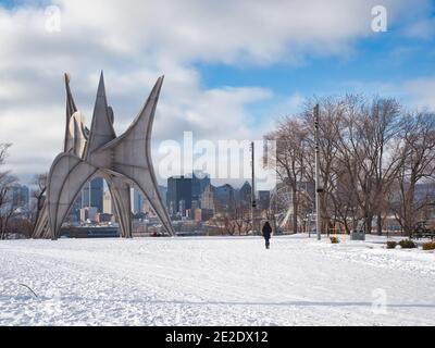 Le 09 janvier 2021 - Montréal, Canada Alexander Calder trois disques de la collection d'art du public de Montréal dans le parc Jean-drapeau pendant un hiver Banque D'Images