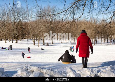 Le 09 janvier 2021 - Montréal, Canada les gens glissent d'hiver dans le parc Mont-Royal pendant la journée Banque D'Images