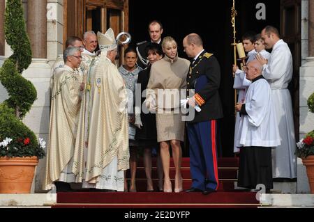 Mgr Bernard Barsi, HSH le Prince Albert II, sa femme la princesse Charlene de Monaco, la princesse Caroline de Hanovre et la princesse Stephanie de Monaco quittant une messe célébrée par Mgr Bernard Barsi dans la cathédrale dans le cadre des célébrations de la Journée nationale à Monaco le 19 novembre 2011. Photo de Christophe Guibbbaud/ABACAPRESS.COM Banque D'Images