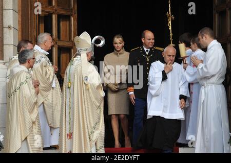 L'archevêque Bernard Barsi, la princesse Charlene et HSH le Prince Albert II de Monaco quittant une messe célébrée par l'archevêque Bernard Barsi dans la cathédrale dans le cadre des célébrations de la Journée nationale à Monaco le 19 novembre 2011. Photo de Christophe Guibbbaud/ABACAPRESS.COM Banque D'Images