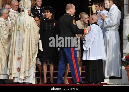 Mgr Bernard Barsi, HSH le Prince Albert II, sa femme la princesse Charlene de Monaco, la princesse Caroline de Hanovre et la princesse Stephanie de Monaco quittant une messe célébrée par Mgr Bernard Barsi dans la cathédrale dans le cadre des célébrations de la Journée nationale à Monaco le 19 novembre 2011. Photo de Christophe Guibbbaud/ABACAPRESS.COM Banque D'Images