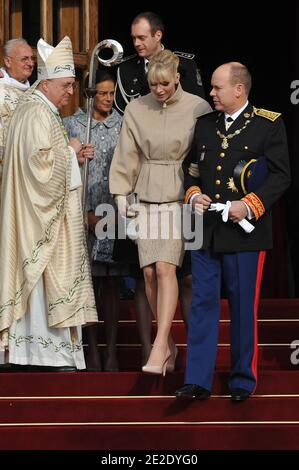 Mgr Bernard Barsi, HSH le Prince Albert II, sa femme la princesse Charlene de Monaco et la princesse Stephanie de Monaco quittant une messe célébrée par Mgr Bernard Barsi dans la cathédrale dans le cadre des célébrations de la Journée nationale à Monaco le 19 novembre 2011. Photo de Christophe Guibbbaud/ABACAPRESS.COM Banque D'Images