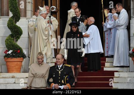 Mgr Bernard Barsi, HSH le Prince Albert II, sa femme la princesse Charlene de Monaco, la princesse Caroline de Hanovre et la princesse Stephanie de Monaco quittant une messe célébrée par Mgr Bernard Barsi dans la cathédrale dans le cadre des célébrations de la Journée nationale à Monaco le 19 novembre 2011. Photo de Christophe Guibbbaud/ABACAPRESS.COM Banque D'Images
