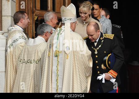 Mgr Bernard Barsi, HSH le Prince Albert II, sa femme la princesse Charlene de Monaco et la princesse Stephanie de Monaco quittant une messe célébrée par Mgr Bernard Barsi dans la cathédrale dans le cadre des célébrations de la Journée nationale à Monaco le 19 novembre 2011. Photo de Christophe Guibbbaud/ABACAPRESS.COM Banque D'Images