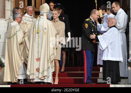 Mgr Bernard Barsi, HSH le Prince Albert II, sa femme la princesse Charlene de Monaco, la princesse Caroline de Hanovre et la princesse Stephanie de Monaco quittant une messe célébrée par Mgr Bernard Barsi dans la cathédrale dans le cadre des célébrations de la Journée nationale à Monaco le 19 novembre 2011. Photo de Christophe Guibbbaud/ABACAPRESS.COM Banque D'Images