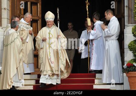 L'archevêque Bernard Barsi, la princesse Charlene et HSH le Prince Albert II de Monaco quittant une messe célébrée par l'archevêque Bernard Barsi dans la cathédrale dans le cadre des célébrations de la Journée nationale à Monaco le 19 novembre 2011. Photo de Christophe Guibbbaud/ABACAPRESS.COM Banque D'Images