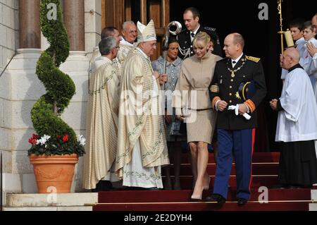 Mgr Bernard Barsi, HSH le Prince Albert II, sa femme la princesse Charlene de Monaco, la princesse Caroline de Hanovre et la princesse Stephanie de Monaco quittant une messe célébrée par Mgr Bernard Barsi dans la cathédrale dans le cadre des célébrations de la Journée nationale à Monaco le 19 novembre 2011. Photo de Christophe Guibbbaud/ABACAPRESS.COM Banque D'Images