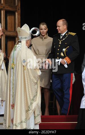 L'archevêque Bernard Barsi, la princesse Charlene et HSH le Prince Albert II de Monaco quittant une messe célébrée par l'archevêque Bernard Barsi dans la cathédrale dans le cadre des célébrations de la Journée nationale à Monaco le 19 novembre 2011. Photo de Christophe Guibbbaud/ABACAPRESS.COM Banque D'Images