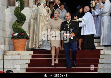 Mgr Bernard Barsi, HSH le Prince Albert II, sa femme la princesse Charlene de Monaco, la princesse Caroline de Hanovre et la princesse Stephanie de Monaco quittant une messe célébrée par Mgr Bernard Barsi dans la cathédrale dans le cadre des célébrations de la Journée nationale à Monaco le 19 novembre 2011. Photo de Christophe Guibbbaud/ABACAPRESS.COM Banque D'Images