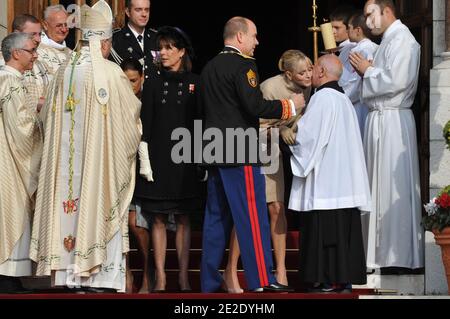 Mgr Bernard Barsi, HSH le Prince Albert II, sa femme la princesse Charlene de Monaco, la princesse Caroline de Hanovre et la princesse Stephanie de Monaco quittant une messe célébrée par Mgr Bernard Barsi dans la cathédrale dans le cadre des célébrations de la Journée nationale à Monaco le 19 novembre 2011. Photo de Christophe Guibbbaud/ABACAPRESS.COM Banque D'Images