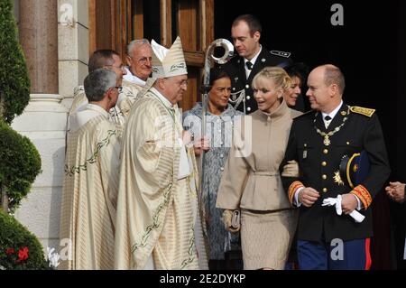 Mgr Bernard Barsi, HSH le Prince Albert II, sa femme la princesse Charlene de Monaco, la princesse Caroline de Hanovre et la princesse Stephanie de Monaco quittant une messe célébrée par Mgr Bernard Barsi dans la cathédrale dans le cadre des célébrations de la Journée nationale à Monaco le 19 novembre 2011. Photo de Christophe Guibbbaud/ABACAPRESS.COM Banque D'Images