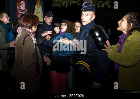 Les gens participent à une contre-manifestation arrêtée dans le sud-ouest de Toulouse, France le 19 novembre 2011, lors d'une manifestation devant le Théâtre de la Garonne contre la pièce de l'auteur d'origine Argentine Rodrigo Garcia, intitulée 'Golgota Picnic' (Golgotha Picnic), qu'ils jugent 'blasphemous'. Une contre-manifestation en faveur de la liberté d'expression est également organisée par des groupes de gauche. Photo de Helene Ressayres/ABACAPRESS.COM Banque D'Images