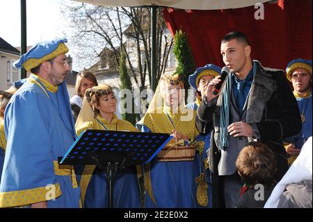 Bilel Latreche est photographié après avoir reçu la médaille de fraternité Belnus dans le cadre de la 151e vente aux enchères de vins de charité aux Hospices de Beaune, dans le centre de la France, le 20 novembre 2011. La vente aux enchères de vins de charité des Hospices de Beaune est la plus ancienne et la plus célèbre vente aux enchères de vins de charité et les fonds recueillis sont entièrement destinés aux organismes de bienfaisance de l'institution. Photo de Giancarlo Gorassini/ABACAPRESS.COM Banque D'Images