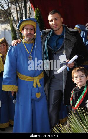 Bilel Latreche est photographié après avoir reçu la médaille de fraternité Belnus dans le cadre de la 151e vente aux enchères de vins de charité aux Hospices de Beaune, dans le centre de la France, le 20 novembre 2011. La vente aux enchères de vins de charité des Hospices de Beaune est la plus ancienne et la plus célèbre vente aux enchères de vins de charité et les fonds recueillis sont entièrement destinés aux organismes de bienfaisance de l'institution. Photo de Giancarlo Gorassini/ABACAPRESS.COM Banque D'Images