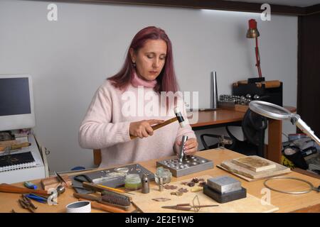 Fabrication de détails ronds pour bijoux en argent. Fait à la main. Réparation de bijoux en argent Banque D'Images