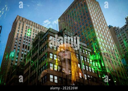 NEW YORK, ÉTATS-UNIS - 30 décembre 2020 : réflexions de bâtiments sur une vitrine au magasin Saks 5th Ave à Manhattan Banque D'Images