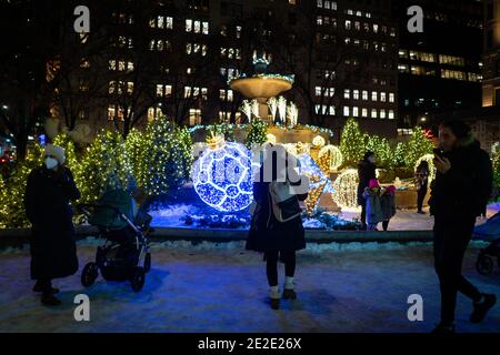 NEW YORK, ÉTATS-UNIS - 21 décembre 2020 : les visiteurs d'une exposition de Noël à la fontaine Pulitzer de Grand Army Plaza, à côté de Central Park in Banque D'Images