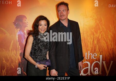 (G-D) Michelle Yeoh et David Thewlis posant lors de la première de 'la Dame' tenue à Gaumont Capucines à Paris, France, le 22 novembre 2011. Photo de Marco Vitchi/ABACAPRESS.COM Banque D'Images