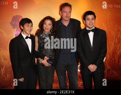 (G-D) Michelle Yeoh et David Thewlis et Guest posant lors de la première de 'la Dame' tenue à Gaumont Capucines à Paris, France, le 22 novembre 2011. Photo de Marco Vitchi/ABACAPRESS.COM Banque D'Images