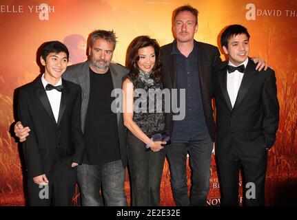 (G-D) Luc Besson , Michelle Yeoh ; David Thewlis et Guest posant lors de la première de la 'Dame' tenue à Gaumont Capucines à Paris, France, le 22 novembre 2011. Photo de Marco Vitchi/ABACAPRESS.COM Banque D'Images