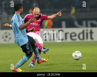 Cris de Lyon et Ebecilio d'Ajax Amsterdam lors du match de football de l'UEFA Champions League, Olympique Lyonnais contre Ajax Amsterdam à Lyon, France, le 22 novembre 2011. La correspondance s'est terminée par un tirage de 0-0. Photo de Vincent Dargent/ABACAPRESS.COM Banque D'Images