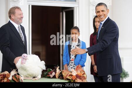LE président AMÉRICAIN Barack Obama pardon de la « liberté » à la Turquie de l'action de grâce nationale lors d'une cérémonie dans le Portique nord de la Maison Blanche à Washington, D.C., aux États-Unis, le 23 novembre 2011. Le Président est accompagné de ses filles Sasha et Malia et Richard Huisinga Willmar Poultry Company. Photo par Olivier Douliery/ABACAPRESS.COM Banque D'Images