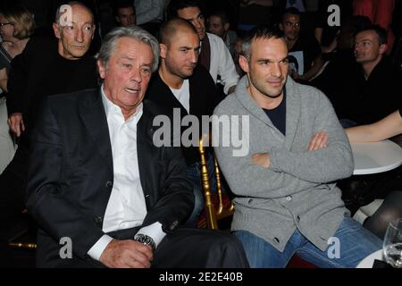 Alain Delon et Philippe Bas assistent à la vitrine de Lorie à la Reine pour son nouvel album 'Regarde moi' à Paris, France, le 23 novembre 2011. Photo d'Alban Wyters/ABACAPRESS.COM Banque D'Images