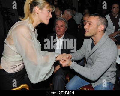 Lorie, Alain Delon et Philippe Bas après sa présentation à la Reine pour son nouvel album 'Regarde moi' à Paris, France, le 23 novembre 2011. Photo d'Alban Wyters/ABACAPRESS.COM Banque D'Images