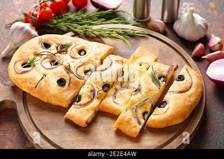 Planche avec focaccia italien traditionnel sur fond de grunge Banque D'Images