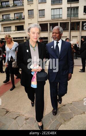 L'ancien Secrétaire général de l'ONU, Kofi Annan, et son épouse, Nane Maria Lagergren arrivent pour la 3e édition de la cérémonie du Prix de la Fondation Chirac qui s'est tenue au Musée du Quai Branly à Paris, en France, le 24 novembre 2011. Le Prix de la Fondation Chirac pour la prévention des conflits vise à améliorer la sensibilisation et le soutien à ceux qui consacrent une partie de leur vie et de leurs ressources à la prévention des conflits. Photo de Mousse/ABACAPRESS.COM Banque D'Images