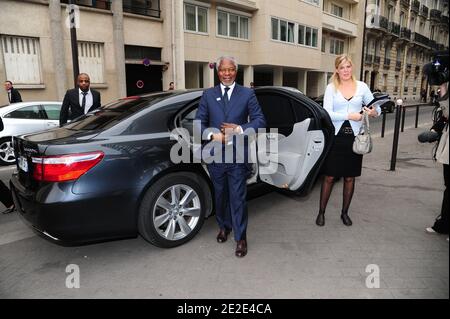 L'ancien Secrétaire général de l'ONU, Kofi Annan, et son épouse, Nane Maria Lagergren arrivent pour la 3e édition de la cérémonie du Prix de la Fondation Chirac qui s'est tenue au Musée du Quai Branly à Paris, en France, le 24 novembre 2011. Le Prix de la Fondation Chirac pour la prévention des conflits vise à améliorer la sensibilisation et le soutien à ceux qui consacrent une partie de leur vie et de leurs ressources à la prévention des conflits. Photo de Mousse/ABACAPRESS.COM Banque D'Images