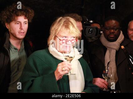 EVA Joly, membre du Parlement et candidate à l'élection présidentielle française de 2012, le Parti Vert français « Europe Ecologie les Verts », boit un verre de vin avec le vigneron Jean-Claude Brelière lors d'une visite de campagne à Rully, dans l'est de la France, le 24 novembre 2011. Le magistrat norvégien-français, irrité par les lacunes de l'accord socialiste/vert sur la politique de réduction nucléaire, Ce qui, le 23 novembre 2011, à dire sur la station de radio RTL, si elle demande de voter au deuxième tour de l'élection présidentielle de l'année prochaine pour François Hollande, le candidat du Parti socialiste français, a déclaré à Banque D'Images