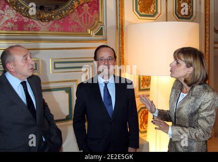 (G-D) le sénateur de Lyon, le maire Gerard Collomb, le candidat socialiste à la présidence François Hollande et l'ancienne PDG d'Areva, Anne Lauvergeon, parlent lors du « Forum LIBE » organisé par le quotidien français libération, à Lyon, en France, le 25 novembre 2011. Photos de Vincent Dargent/ABACAPRESS.COM Banque D'Images