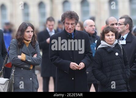 Mazarine Pingeot, Jack Lang et son épouse assistent aux funérailles de Danielle Mitterrand le 26 novembre 2011 à Cluny, France. Danielle Mitterrand, première dame de France entre 1981 et 1995 et militante des droits de l'homme, est décédée à Paris le 22 novembre 2011. Photo de Vincent Dargent/ABACAPRESS.COM Banque D'Images