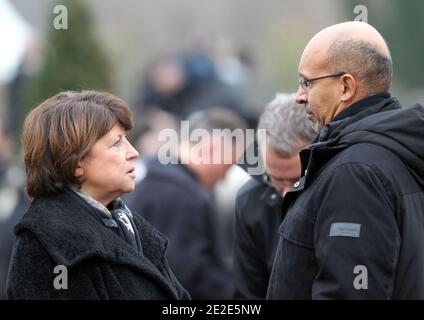 Martine Aubry et Harlem Desir assistant aux funérailles de Danielle Mitterrand le 26 novembre 2011 à Cluny, France. Danielle Mitterrand, première dame de France entre 1981 et 1995 et militante des droits de l'homme, est décédée à Paris le 22 novembre 2011. Photo de Vincent Dargent/ABACAPRESS.COM Banque D'Images