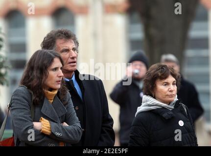 Mazarine Pingeot, Jack Lang et son épouse assistent aux funérailles de Danielle Mitterrand le 26 novembre 2011 à Cluny, France. Danielle Mitterrand, première dame de France entre 1981 et 1995 et militante des droits de l'homme, est décédée à Paris le 22 novembre 2011. Photo de Vincent Dargent/ABACAPRESS.COM Banque D'Images