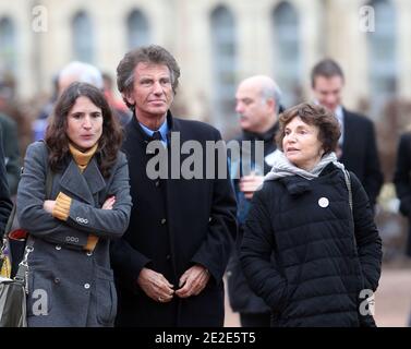 Mazarine Pingeot, Jack Lang et son épouse assistent aux funérailles de Danielle Mitterrand le 26 novembre 2011 à Cluny, France. Danielle Mitterrand, première dame de France entre 1981 et 1995 et militante des droits de l'homme, est décédée à Paris le 22 novembre 2011. Photo de Vincent Dargent/ABACAPRESS.COM Banque D'Images