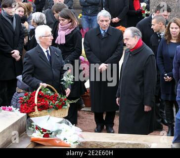 Gilbert et Frédéric Mitterrand assistaient aux funérailles de Danielle Mitterrand le 26 novembre 2011 à Cluny, France. Danielle Mitterrand, première dame de France entre 1981 et 1995 et militante des droits de l'homme, est décédée à Paris le 22 novembre 2011. Photo de Vincent Dargent/ABACAPRESS.COM Banque D'Images