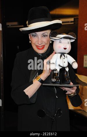 Geneviève de Fontenay pose lors de la présentation du concours « miss Prestige National 2012 » à l'Hôtel Arc de Triomphe Hilton » à Paris, France, le 26 novembre 2011. Photo d'Alban Wyters/ABACAPRESS.COM Banque D'Images