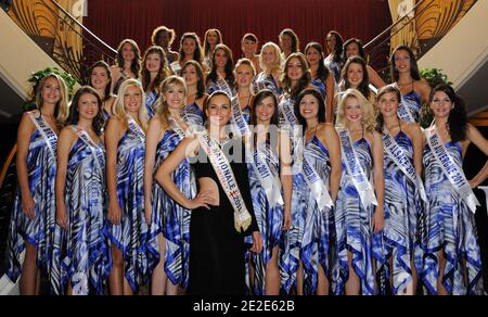 « miss Prestige National 2011 » Barbara Morel pose avec ses échecs lors de la présentation du spectacle « miss Prestige National 2012 » à l'Hôtel Arc de Triomphe Hilton à Paris, France, le 26 novembre 2011. Photo d'Alban Wyters/ABACAPRESS.COM Banque D'Images