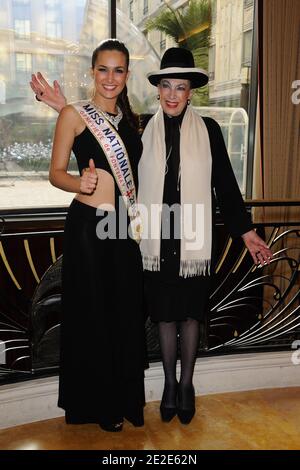 Miss Prestige National 2011 Barbara Morel et Geneviève de Fontenay lors de la présentation du spectacle « miss Prestige National 2012 » à l'Hôtel Arc de Triomphe Hilton à Paris, France, le 26 novembre 2011. Photo d'Alban Wyters/ABACAPRESS.COM Banque D'Images