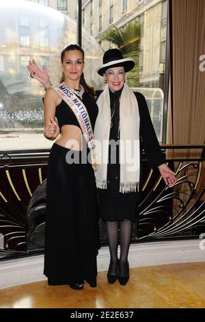 Miss Prestige National 2011 Barbara Morel et Geneviève de Fontenay lors de la présentation du spectacle « miss Prestige National 2012 » à l'Hôtel Arc de Triomphe Hilton à Paris, France, le 26 novembre 2011. Photo d'Alban Wyters/ABACAPRESS.COM Banque D'Images