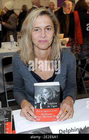 Delphine de Vigan signe des copies de son livre lors de l'événement 'radio France Fete le Livre' qui s'est tenu à la Maison de la radio à Paris, France, le 26 novembre 2011. Photo de Nicolas Briquet/ABACAPRESS.COM Banque D'Images