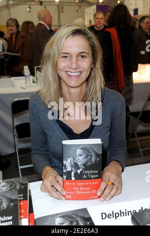 Delphine de Vigan signe des copies de son livre lors de l'événement 'radio France Fete le Livre' qui s'est tenu à la Maison de la radio à Paris, France, le 26 novembre 2011. Photo de Nicolas Briquet/ABACAPRESS.COM Banque D'Images