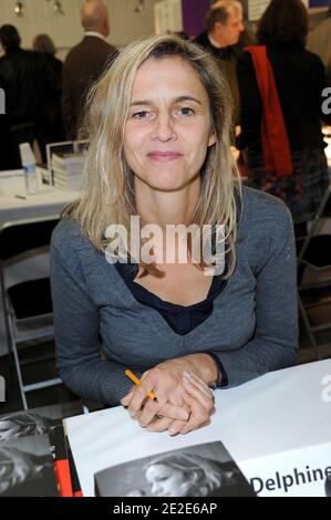 Delphine de Vigan signe des copies de son livre lors de l'événement 'radio France Fete le Livre' qui s'est tenu à la Maison de la radio à Paris, France, le 26 novembre 2011. Photo de Nicolas Briquet/ABACAPRESS.COM Banque D'Images